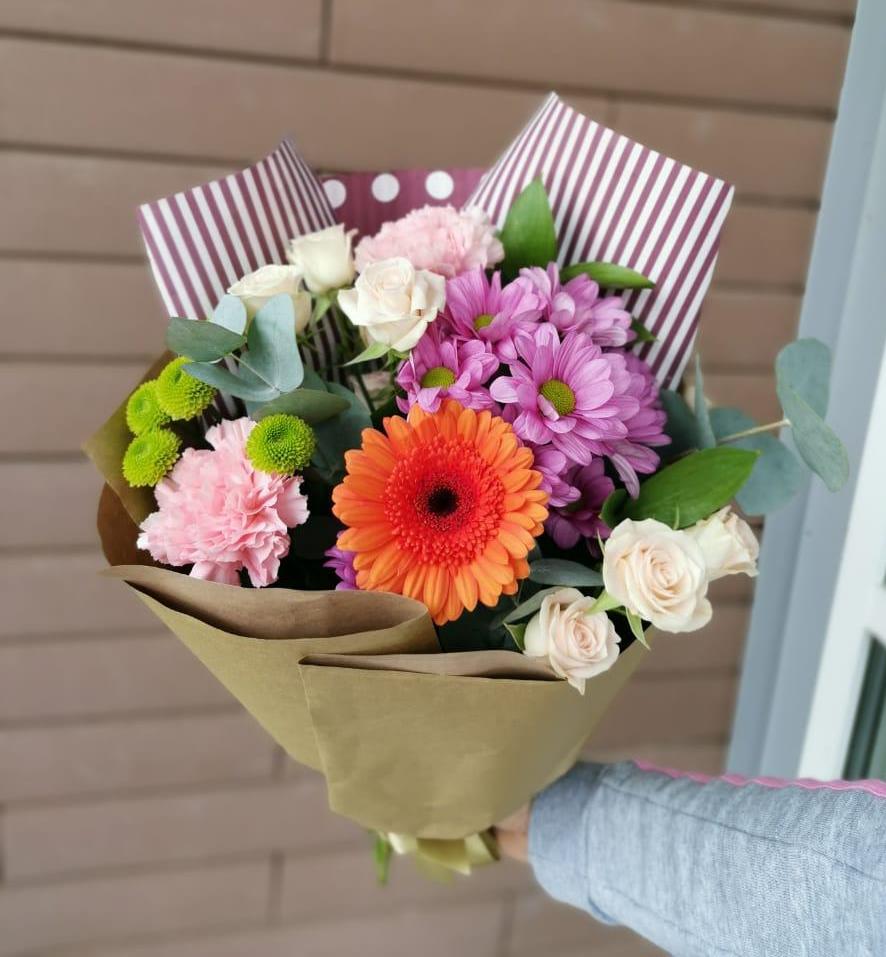 Букет цветов из: Розы, Хризантемы, Гвоздики и Герберы в Белогорске Кемеровской области