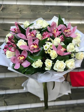 Букет цветов из: Розы и Хризантемы в Белогорске Кемеровской области