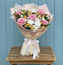 Букет цветов из:  Гвоздики, Орхидеи и Розы в Белогорске Кемеровской области