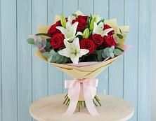 Букет цветов из:  Лилии и Розы в Белогорске Кемеровской области
