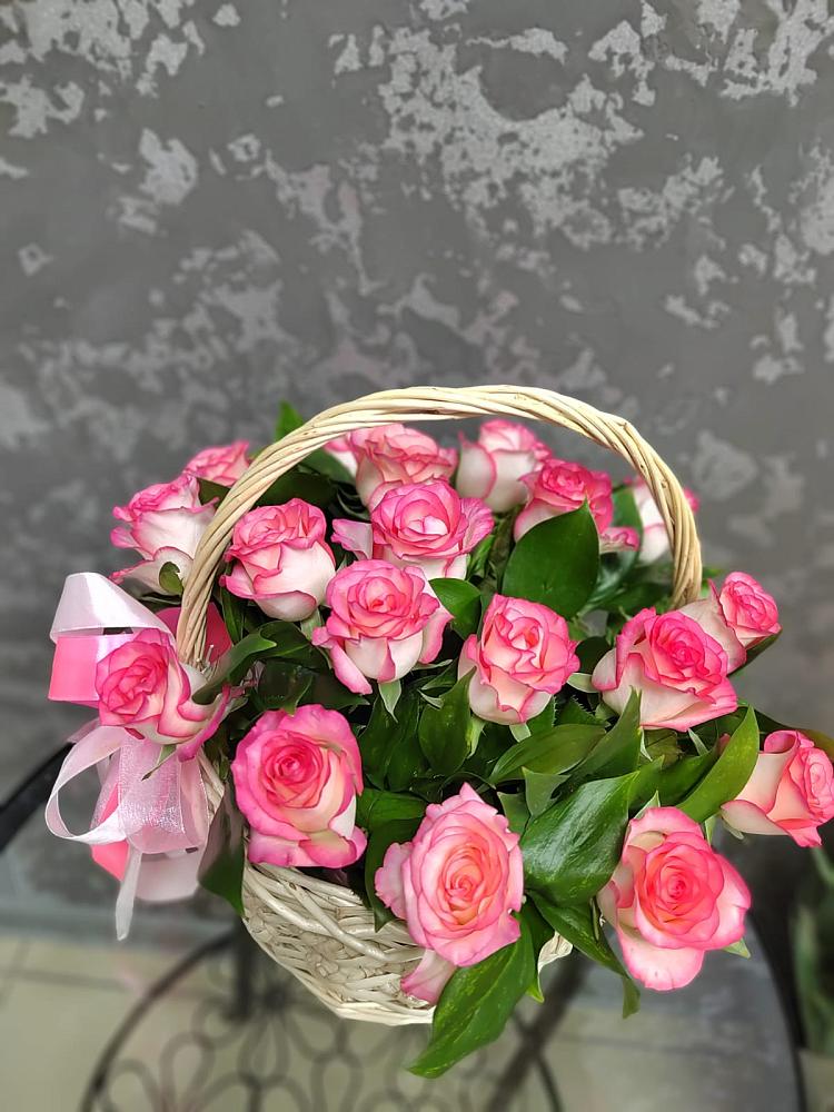 Цветочная композиция из Розы в корзине в Белогорске Кемеровской области