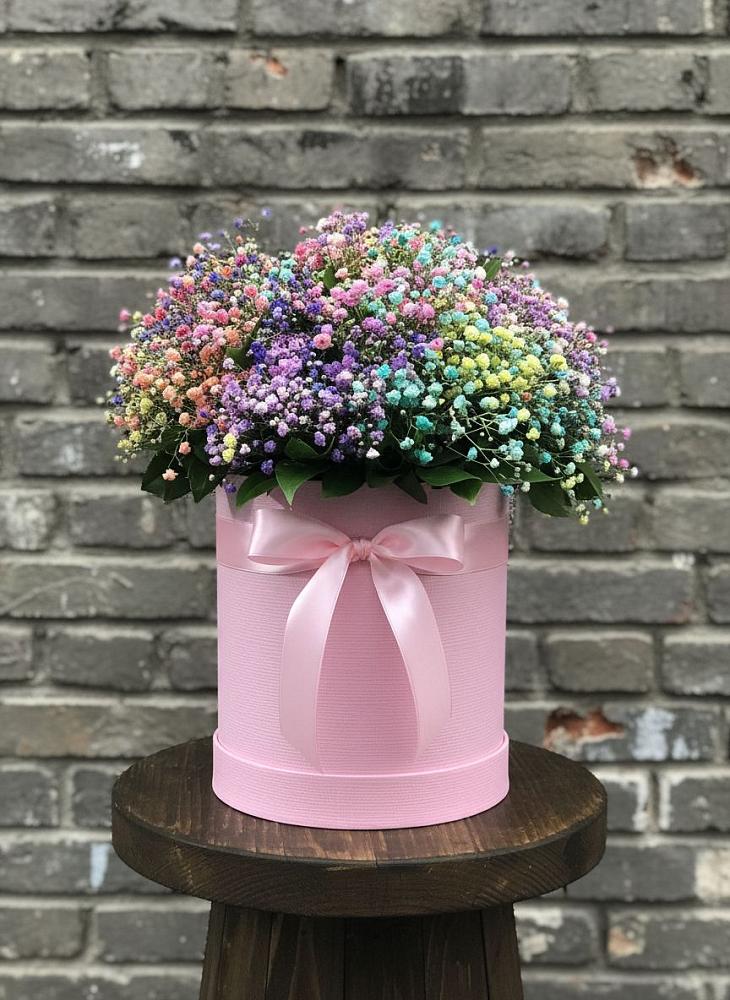 Цветочная композиция из Гипсофила и Розы в шляпной коробке в Белогорске Кемеровской области