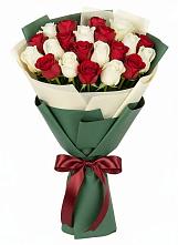 Букет Микс из красных и белых роз в Белогорске Кемеровской области
