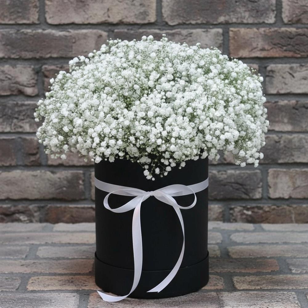 Цветочная композиция из Гипсофила в шляпной коробке в Белогорске Кемеровской области