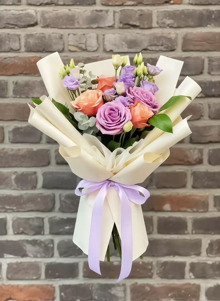 Букет цветов из: Лизиантусы и Розы в Белогорске Кемеровской области