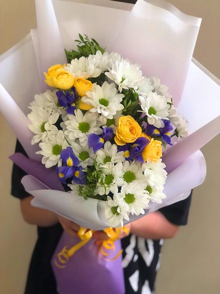 Букет цветов из: Ирисы, Хризантемы и Розы в Белогорске Кемеровской области