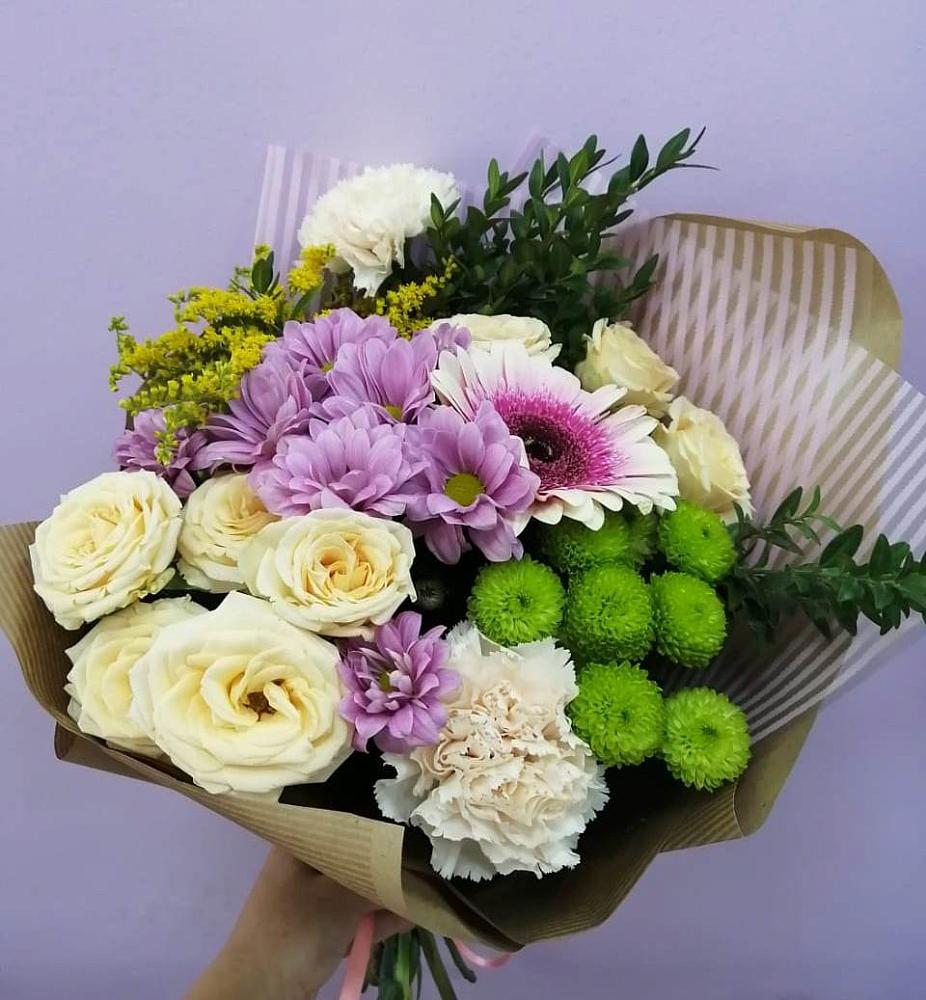 Букет цветов из: Хризантемы, Розы, Гвоздики и Герберы в Белогорске Кемеровской области