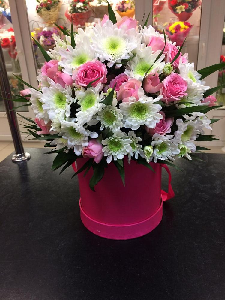 Цветочная композиция из Розы и Хризантемы в шляпной коробке в Белогорске Кемеровской области