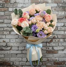 Букет цветов из:  Розы, Лизиантусы и Гвоздики в Белогорске Кемеровской области