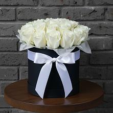 Цветочная композиция из Розы в шляпной коробке в Белогорске Кемеровской области